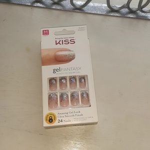π
Kiss nails